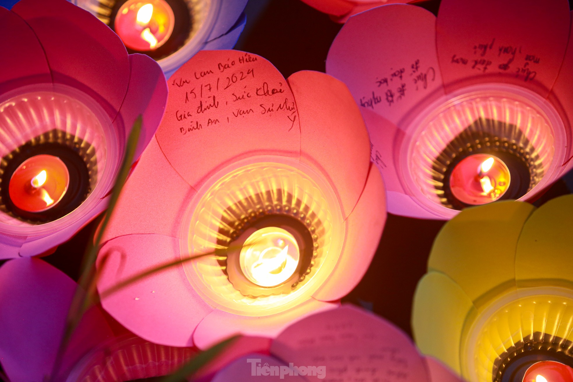 People in the capital release flower lanterns to show their gratitude during Vu Lan festival photo 28