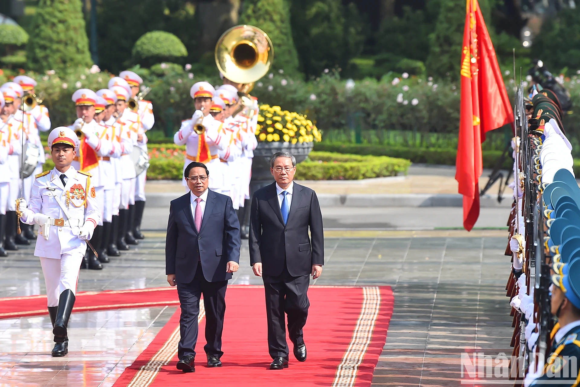 [ภาพ] นายกรัฐมนตรี Pham Minh Chinh เป็นประธานในพิธีต้อนรับนายกรัฐมนตรีจีน Li Qiang อย่างเป็นทางการ ภาพที่ 5