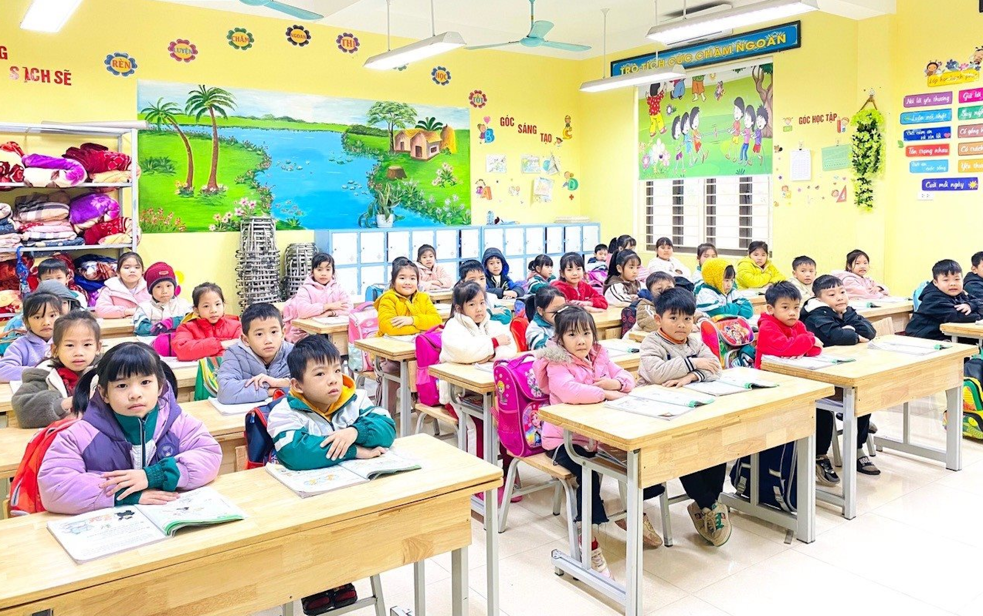 Los alumnos de la escuela primaria Van Thang (Ba Vi, Hanoi) acudieron a la escuela casi llenos en un día frío.