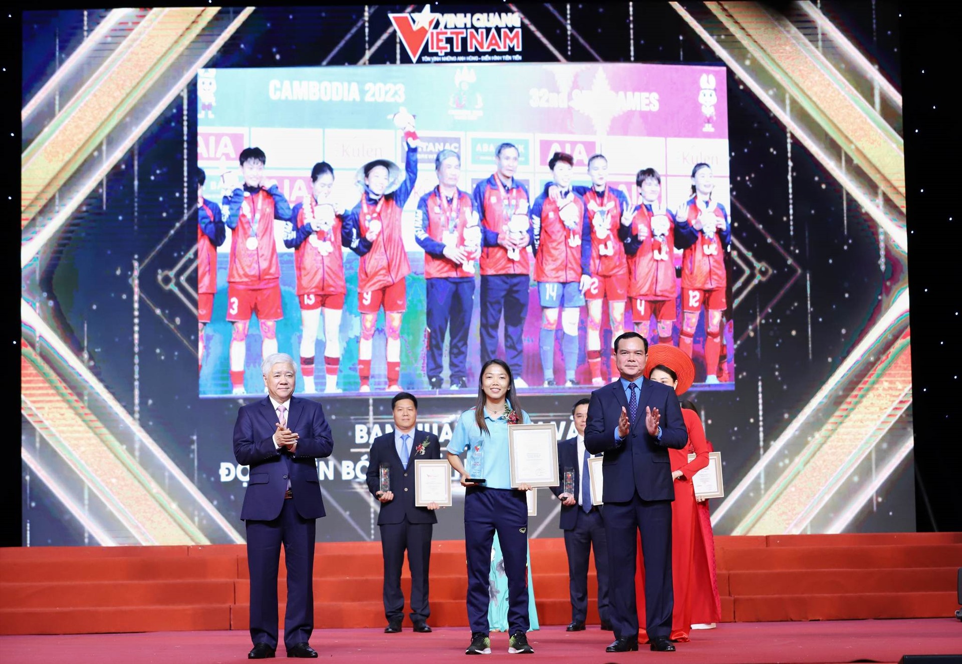 Bí thư Trung ương Đảng, Chủ tịch Uỷ ban Trung ương Mặt trận Tổ quốc Việt Nam Đỗ Văn Chiến và Uỷ viên Trung ương Đảng, Chủ tịch Tổng Liên đoàn Lao động Việt Nam Nguyễn Đình Khang trao vinh danh các đại diện các tập thể. Ảnh: Tô Thế
