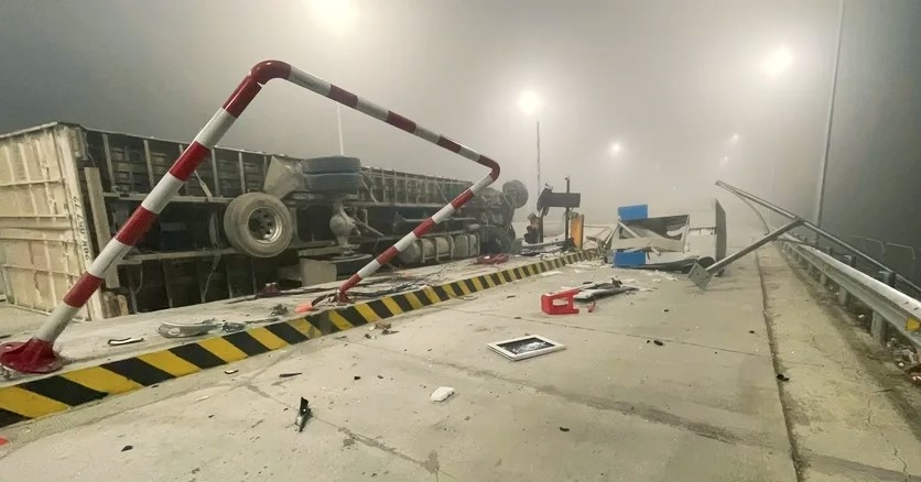 Container truck crashes into highway toll station, temporarily closing Nghi Phuong intersection