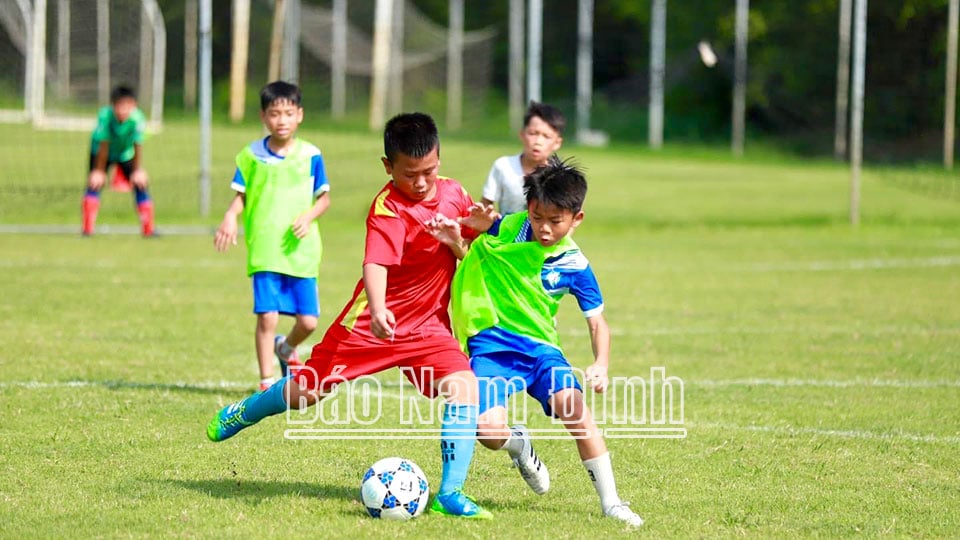 Les joueurs participent au recrutement des athlètes de football U13 2023.