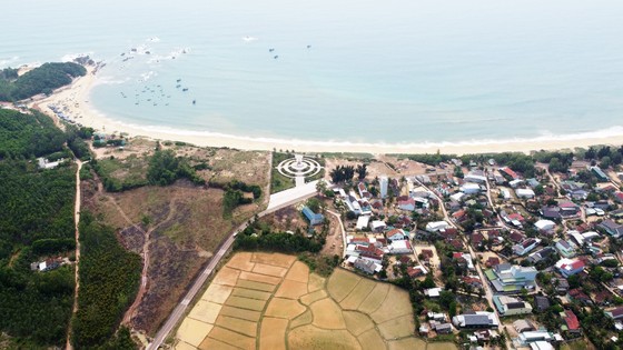 ビンディン省、ロンソン製鉄所の専用港について首相に提案 写真2