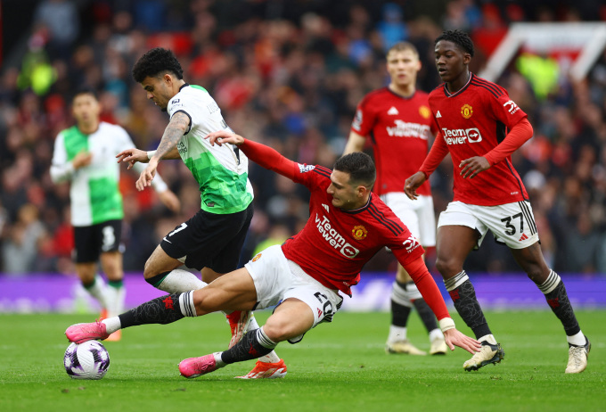 El delantero Luis Díaz fue tackleado por Diego Dalot durante el empate 2-2 entre el Manchester United y el Liverpool en la 32ª ronda de la Premier League en Old Trafford el 7 de abril. Foto: Reuters