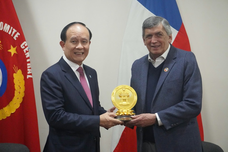 Der Vorsitzende des Volksrats von Hanoi, Nguyen Ngoc Tuan, traf sich mit dem Vorsitzenden der Kommunistischen Partei Chiles. Foto: Do ​​Truong