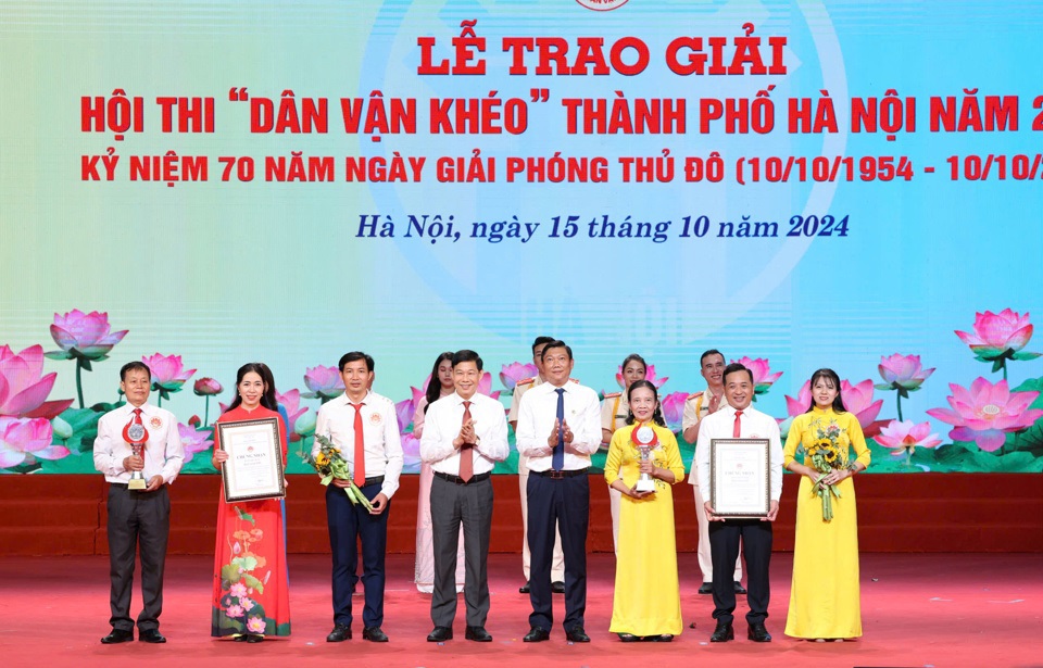 Trưởng ban Dân vận Thành ủy Đỗ Anh Tuấn trao 2 Giải Nhì cho đội thi quận Tây Hồ và huyện Đông Anh.