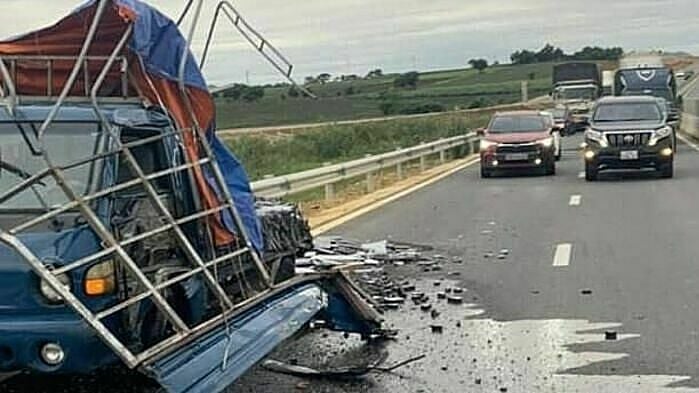 Два человека попали в аварию при замене колеса на шоссе.