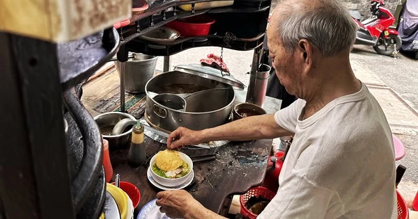 Der 90-jährige Mann führt den Laden seit drei Generationen.