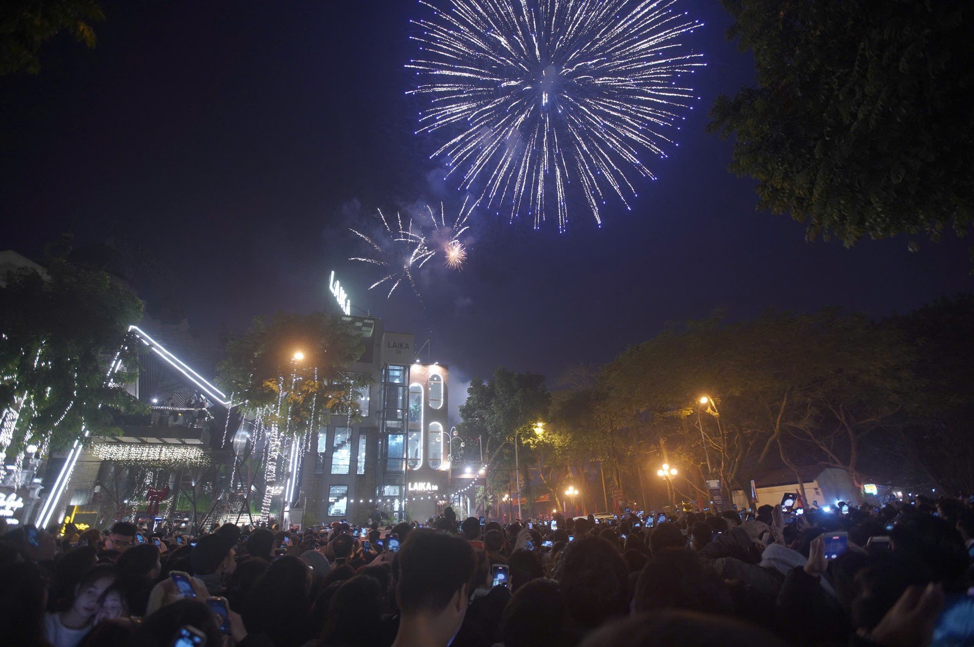 Mãn nhãn màn pháo hoa chào mừng năm mới 2025 tại Hà Nội ảnh 11