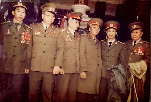 ตามล่าหาฮีโร่ : ตำนานแห่งทะเลสาบ - ภาพที่ 7 Tìm lại những anh hùng: Huyền thoại ở lòng hồ - Ảnh 7.