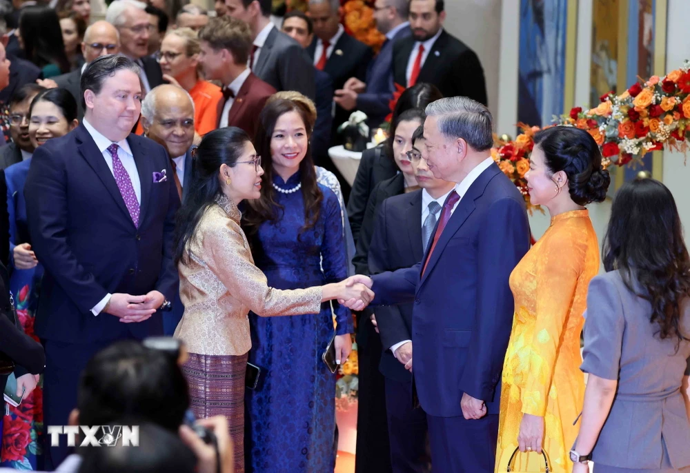 El Secretario General y Presidente To Lam y su esposa dieron la bienvenida a los embajadores, encargados de negocios y jefes de organizaciones internacionales que asistieron. (Foto: VNA)