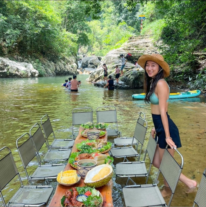 Disfrute del almuerzo y del baño en la cascada. Foto: Riri Phuong Trinh