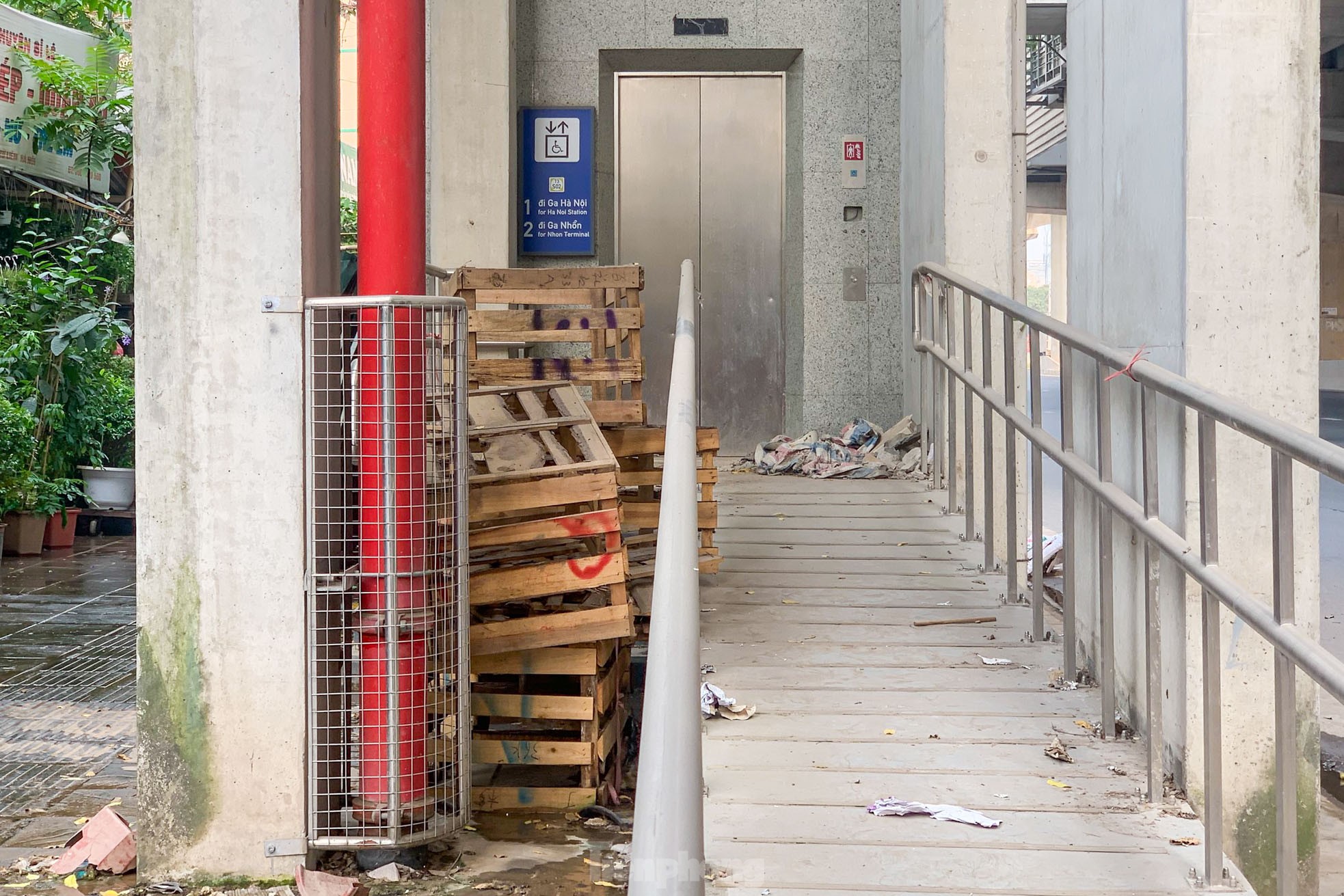 Die U-Bahn-Station Nhon-Hanoi Railway Station wird gerade für die Inbetriebnahme vorbereitet. Sie ist noch immer schmutzig und voller Müll. Foto 15