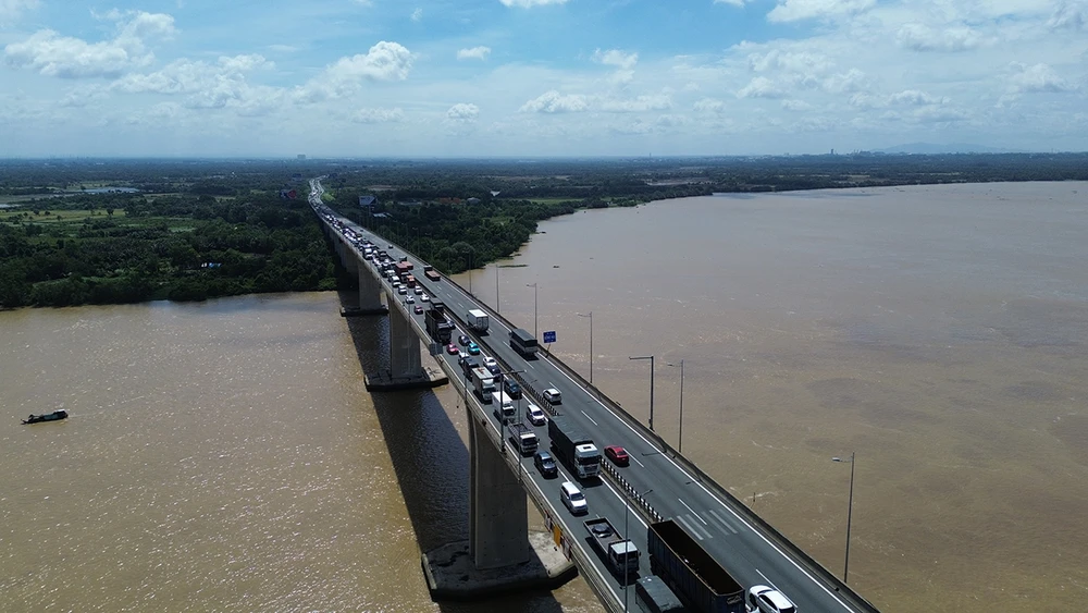 Reparatur der Long-Thanh-Brücke verursacht Staus auf der Schnellstraße Ho-Chi-Minh-Stadt – Long Thanh – Dau Giay