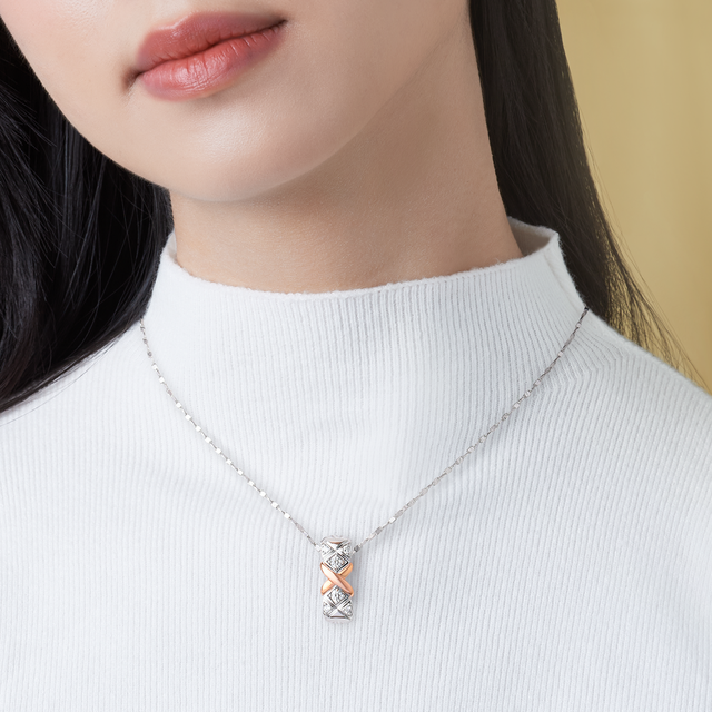 Với sự kết hợp đồng điệu giữa vàng trắng và kim cương, dây cổ Timeless Diamond tôn vinh vẻ đẹp tinh tế của phái đẹp trong những ngày thời tiết se lạnh