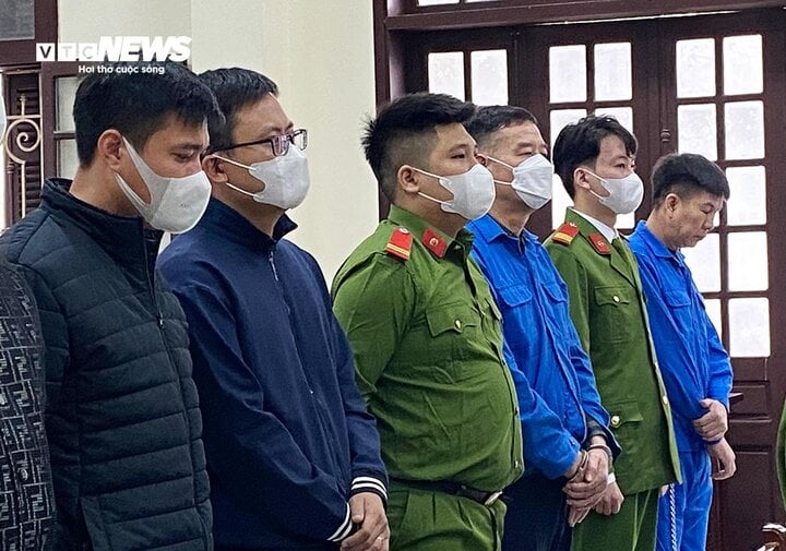 被告のトラン・ティエン・クアン氏（左から3人目）が出廷した。