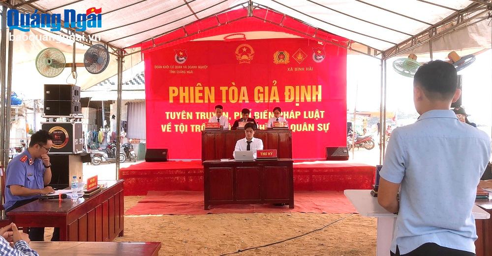 Quang cảnh phiên tòa giả định được tổ chức tại thôn Phước Thiện 2, xã Bình Hải, huyển Bình Sơn, Quảng Ngãi.