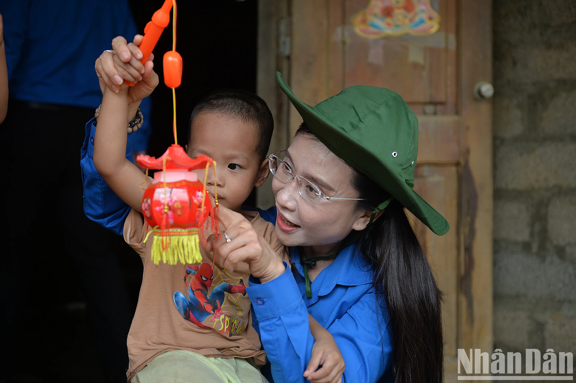 [Photo] Bringing Mid-Autumn Festival early to children in flood-hit areas photo 10