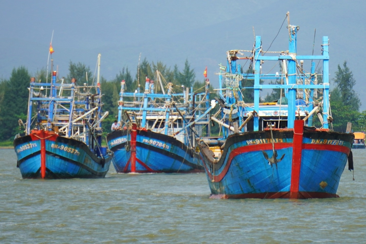 Bão Trà Mi tăng cấp, tàu cá miền Trung hối hả vào bờ