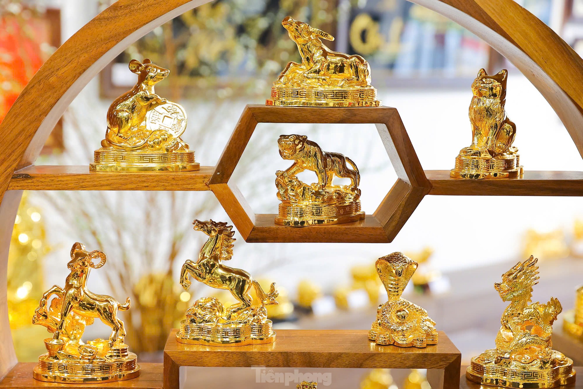 24K gold-plated statues of the 12 zodiac animals are selling well during the Lunar New Year, photo 2