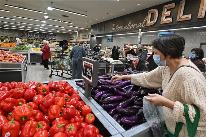 Người dân mua sắm tại một siêu thị ở California, Mỹ, ngày 12/1. (Nguồn: AFP)