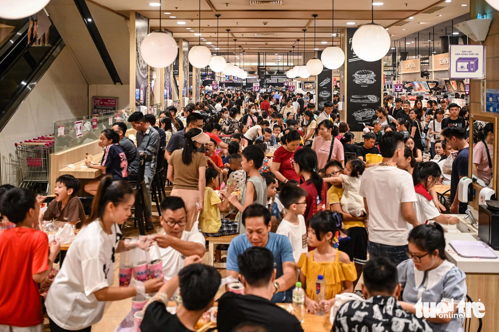 Trung tâm thương mại ở Hà Nội đông nghẹt người mua sắm trong ngày nghỉ lễ - Ảnh 8.