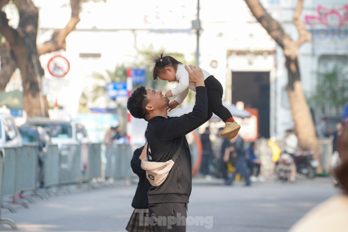 Hanoi people leisurely stroll and sightsee on the first day of the new year photo 5