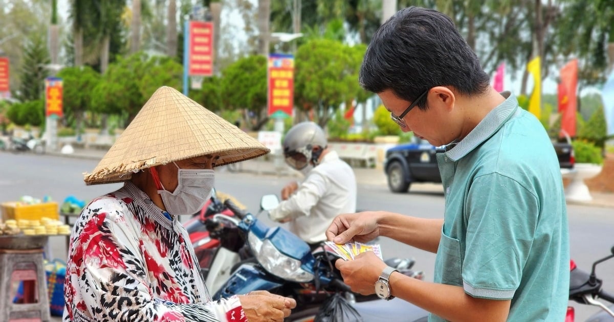 Vé số Tết đắt như tôm tươi, người bán dạo "cháy hàng" từ sáng sớm