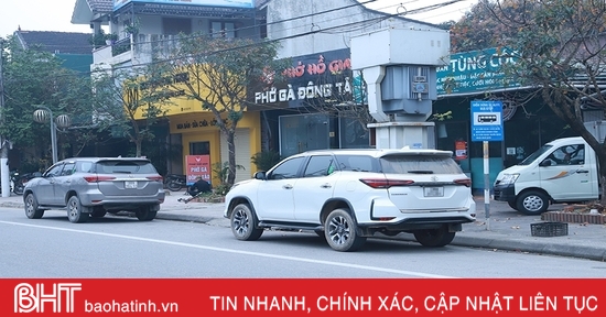 “Vô tư” đỗ xe tại điểm dừng, đón trả khách của xe bus ở TP Hà Tĩnh