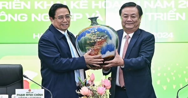 Le cadeau souvenir « spécial » offert par le ministre Le Minh Hoan au Premier ministre Pham Minh Chinh