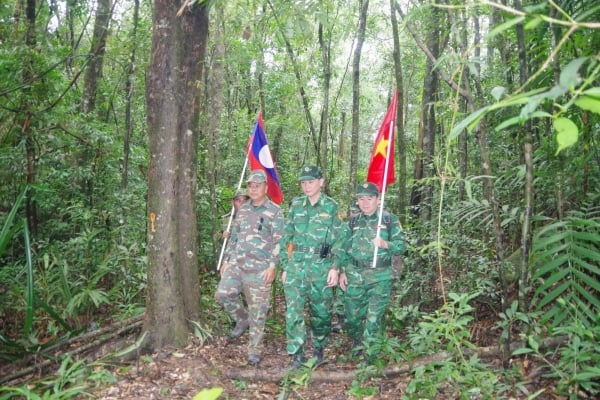 Les gardes-frontières entre le Vietnam et le Laos effectuent des patrouilles bilatérales pour protéger la frontière