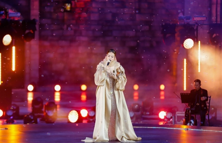 Ho Ngoc Ha made a strong impression with her classy stage on top of Ba Na - 1