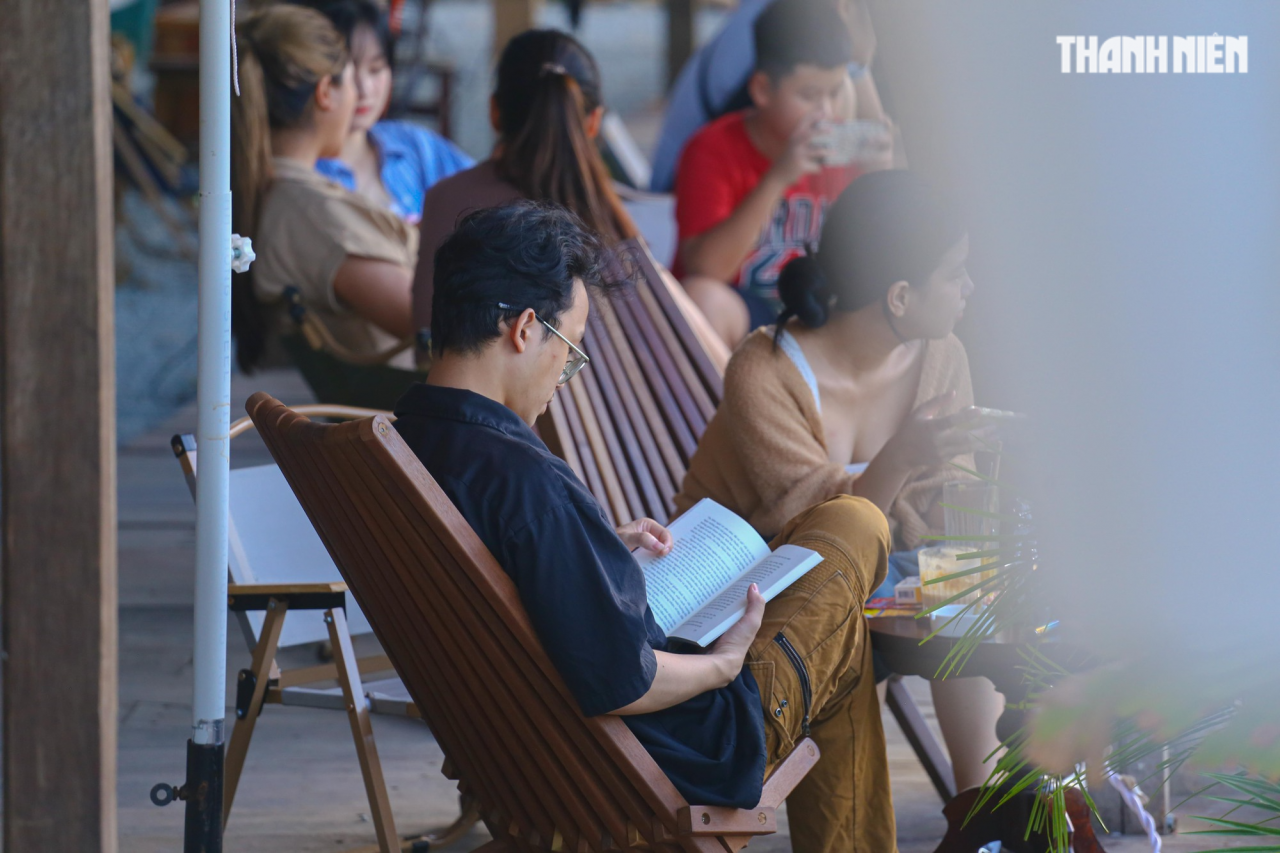 Quán cà phê 'hút' hàng trăm bạn trẻ nhờ... cánh đồng lúa - Ảnh 6.