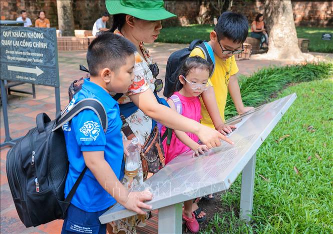 Văn Miếu - Quốc Tử Giám thu hút khách trong ngày Quốc khánh 2/9