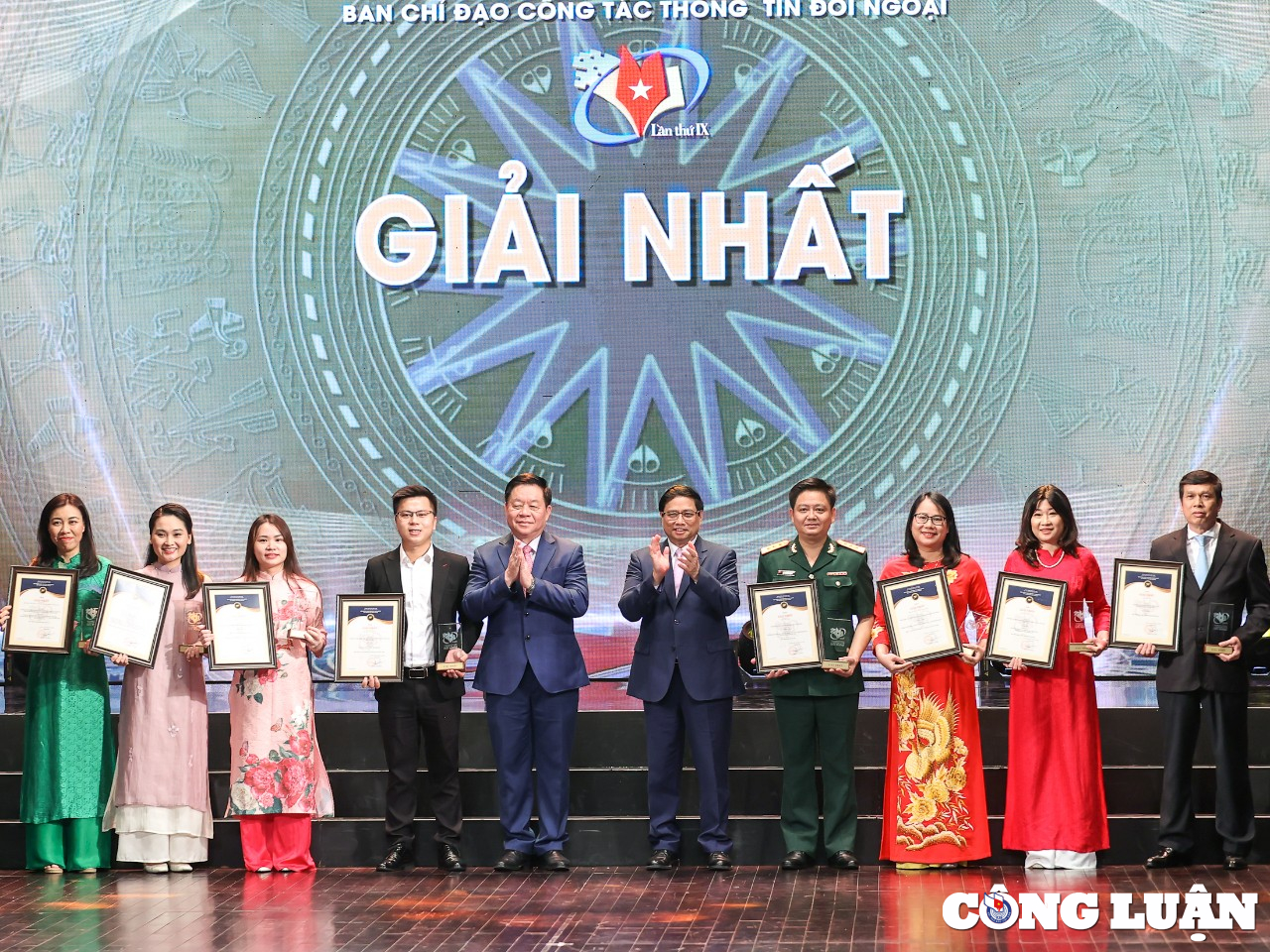 Prime Minister Pham Minh Chinh attends the 9th National Foreign Information Awards Ceremony, photo 2