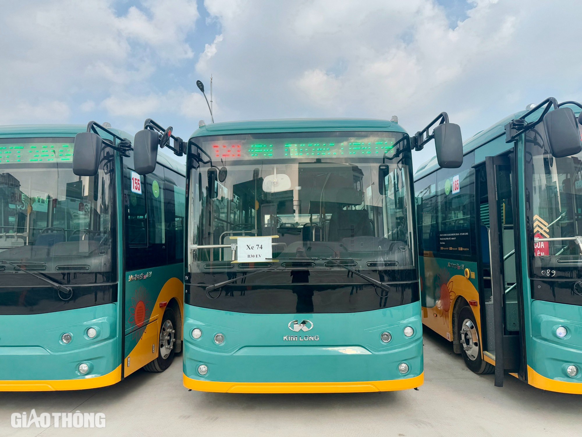 Cận cảnh đoàn xe buýt điện phục vụ metro số 1 cập bến TP.HCM- Ảnh 2.