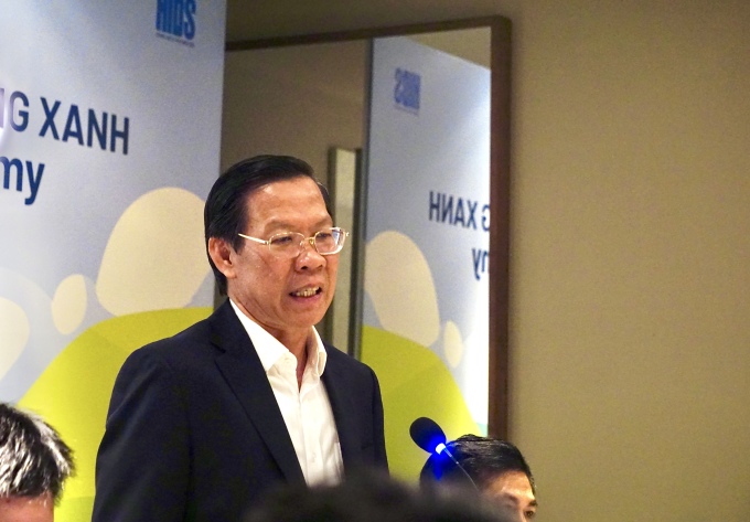 Chairman of Ho Chi Minh City People's Committee Phan Van Mai speaks at a meeting with leaders of nearly 20 investment funds and international organizations on the evening of December 8. Photo: Vien Thong