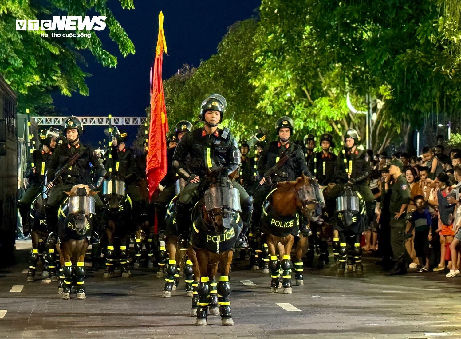 Défilé de la police mobile de cavalerie dans la rue piétonne Nguyen Hue - 1