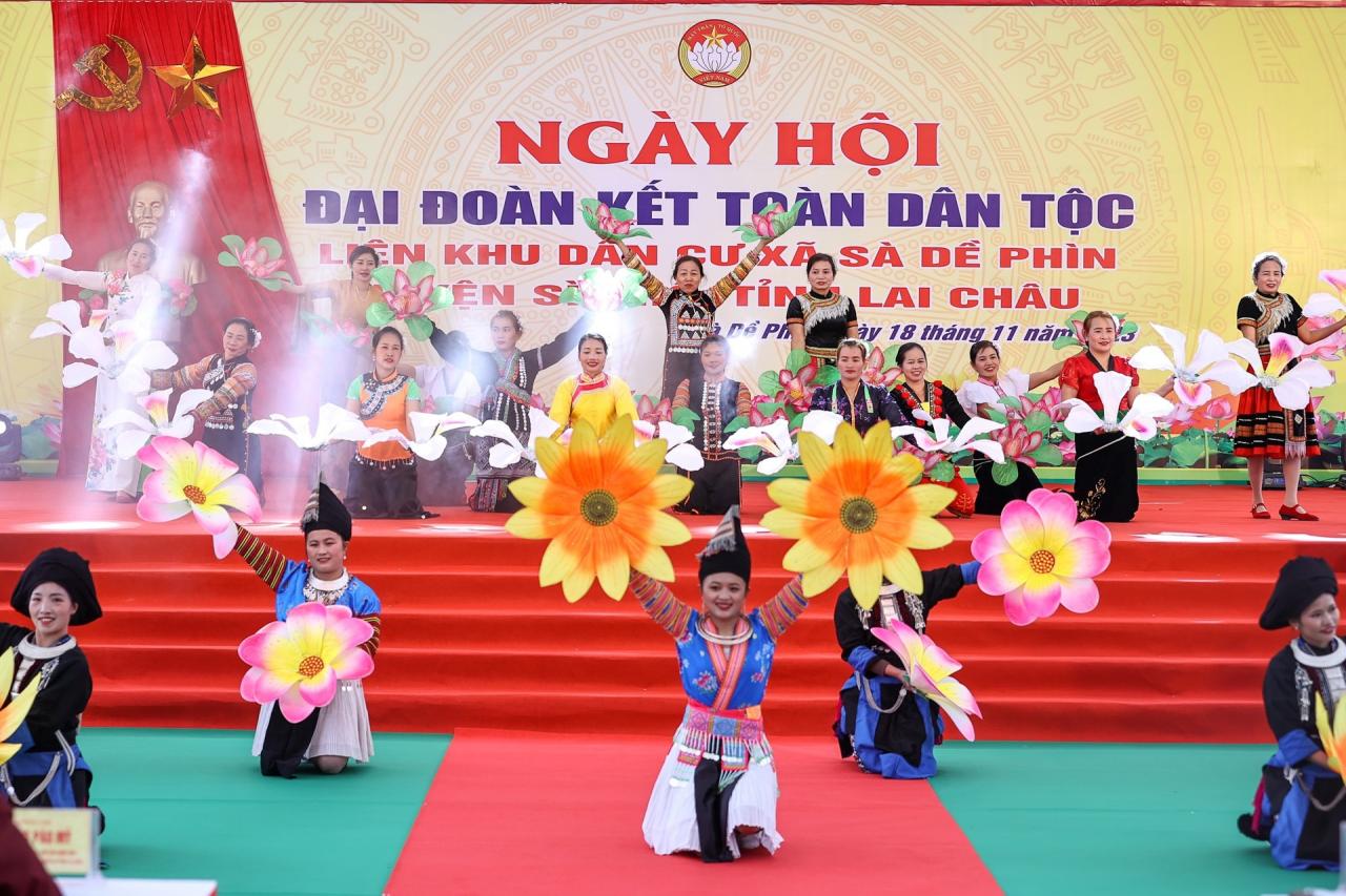 Thủ tướng nắm tay, nhảy cùng đồng bào dân tộc trong ngày hội Đại đoàn kết - 7