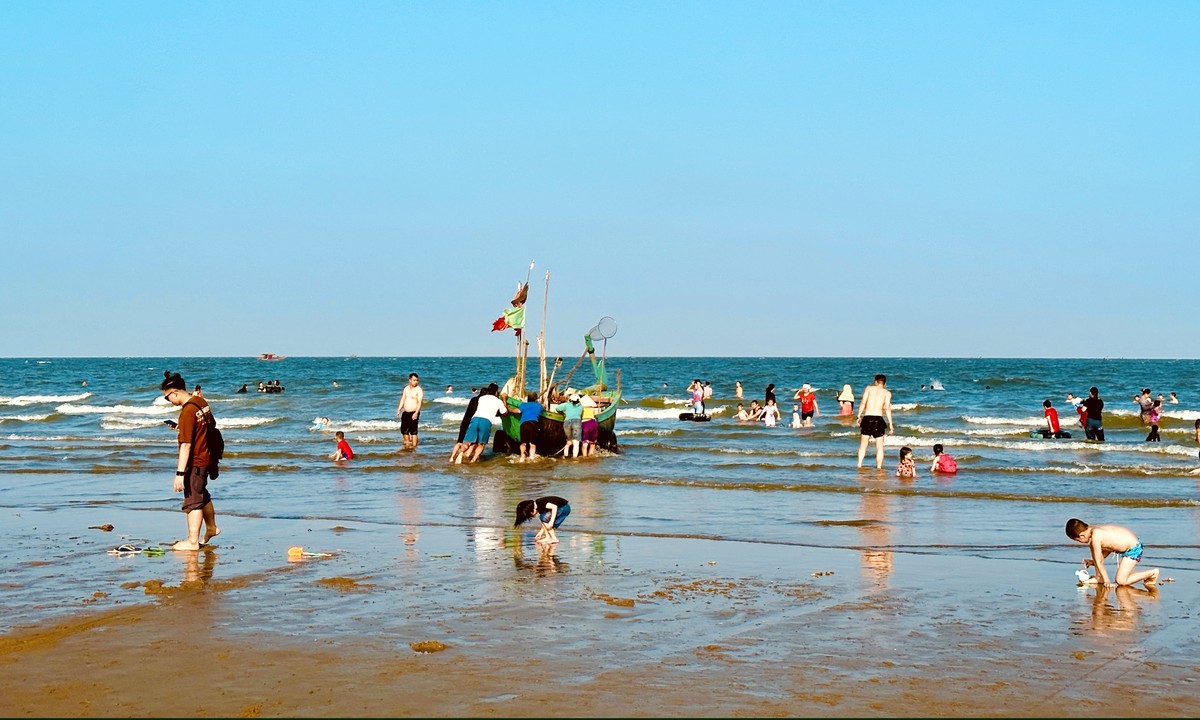 Bustling posing next to the fishing village in the middle of Sam Son beach city photo 15