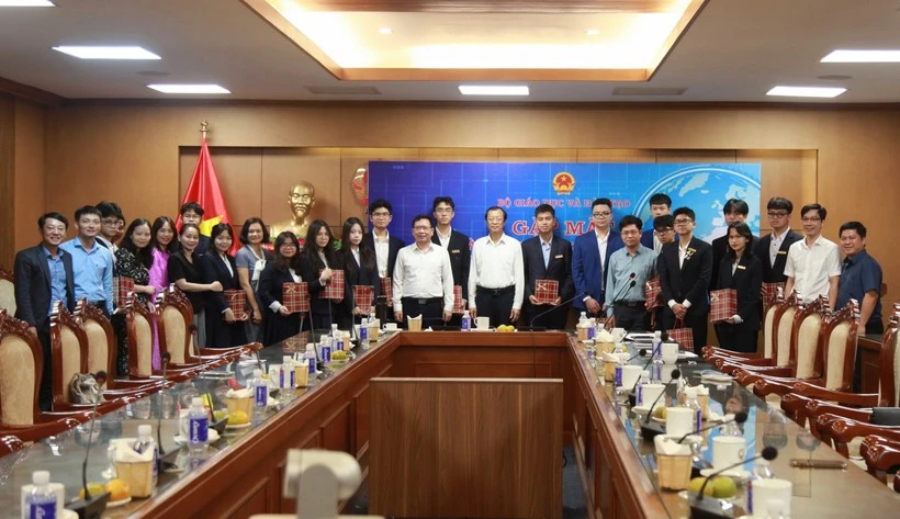 Deputy Minister of Education and Training Pham Ngoc Thuong met with the delegation of officials and students participating in the 2024 international science and technology competition.