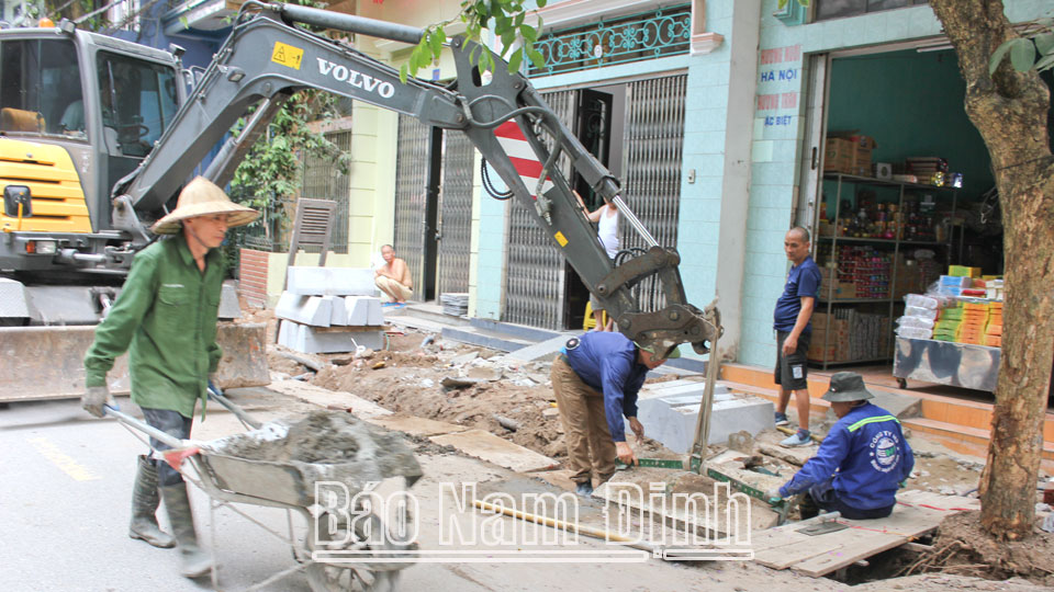 Renovate and upgrade the drainage system and sidewalks of Minh Khai street to increase urban drainage capacity.