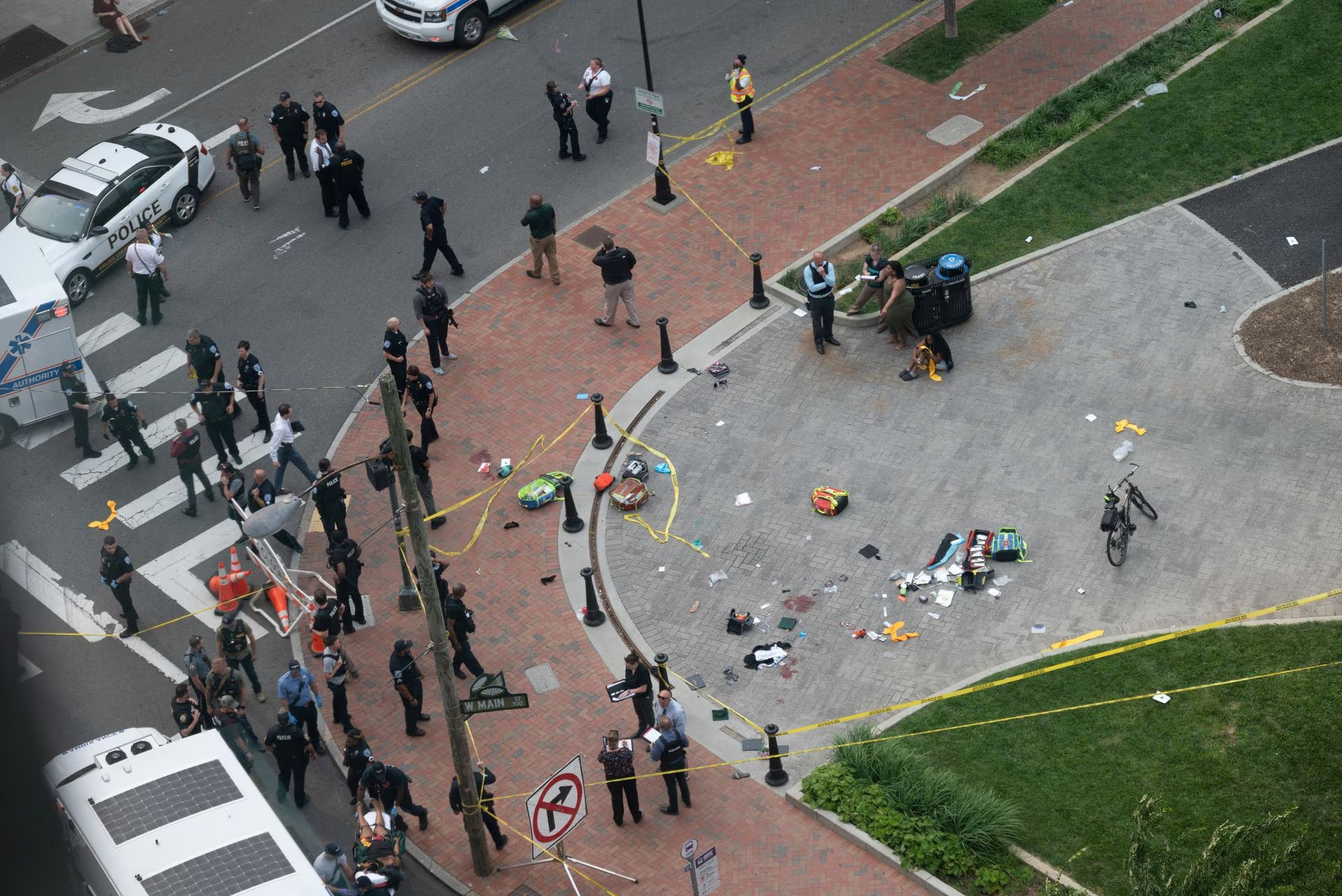 7 people injured and killed in shooting at high school graduation ceremony in My An, photo 1