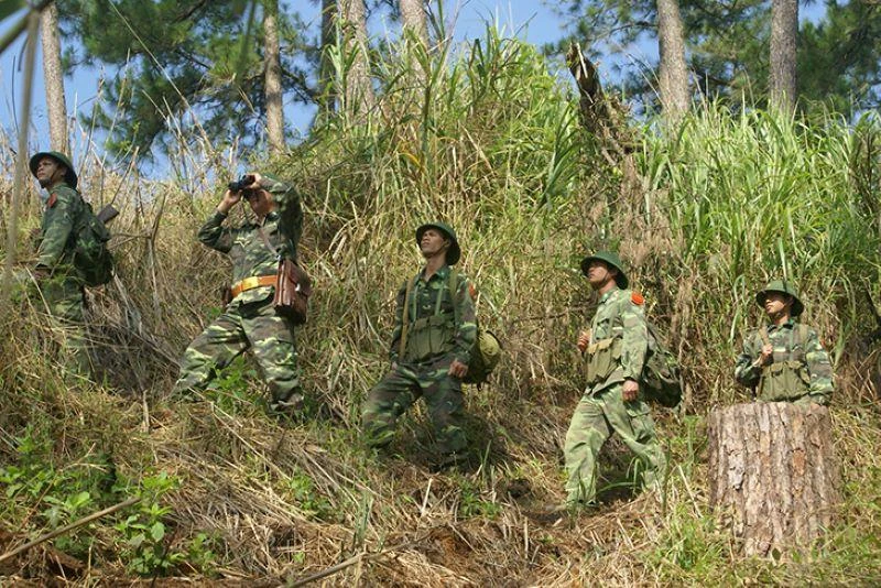 Les gardes-frontières de Quang Nam patrouillent à la frontière entre le Vietnam et le Laos.