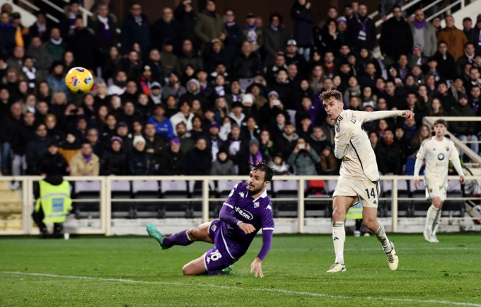 Diego Llorente (số 14) vô lê gỡ hòa trong trận Fiorentina 2-2 Roma ở vòng 28 Serie A tối 10/3 trên sân Artemio Franchi. Ảnh: Reuters