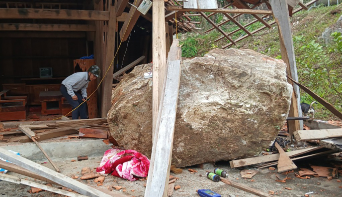 La casa del señor Son se derrumbó parcialmente al caer una roca. Foto: Dai Hiep
