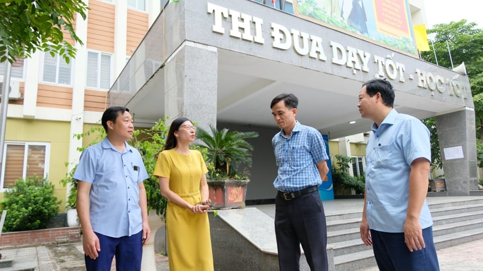 Đoàn thẩm tra nông thôn mới TP Hà Nội thăm cơ sở vật chất trường học tại huyện Đan Phượng.