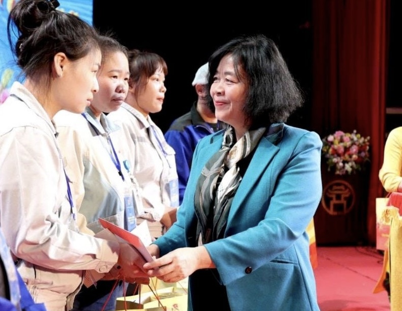 La secrétaire du Comité du Parti de Hanoi, Bui Thi Minh Hoai, offre des cadeaux aux travailleurs défavorisés de la capitale à l'occasion du Têt. Photo : Comité d'organisation