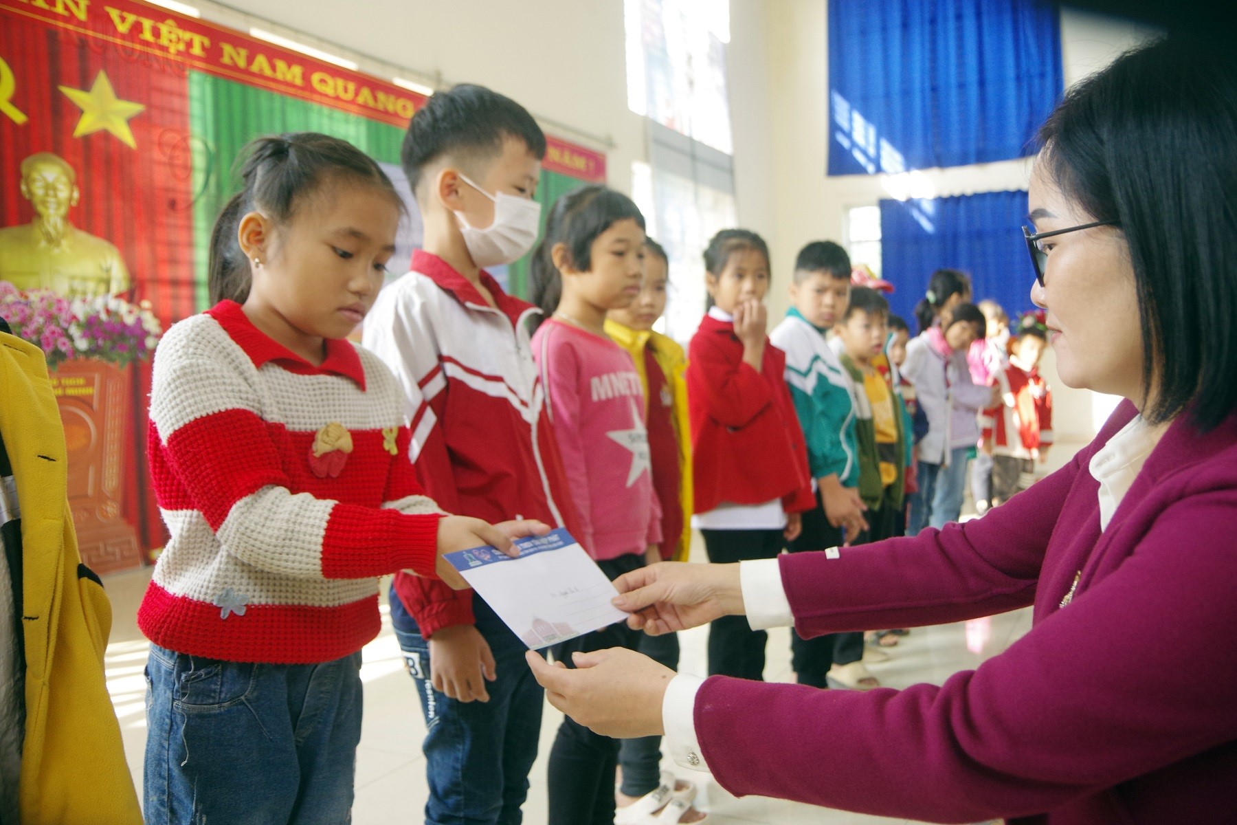 50 élèves démunis qui ont surmonté des difficultés ont été soutenus pour aller à l'école dans la joie du professeur à l'occasion du 20 novembre, photo 2