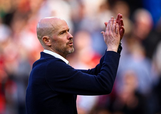 Ten Hag applaudiert den Fans von Man Utd im Old Trafford, nachdem sie Fulham am 28. Mai im letzten Premier-League-Spiel mit 2:1 geschlagen haben. Foto: AFP